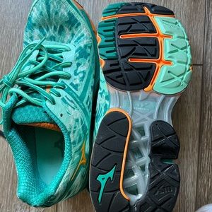 Women’s Mizunos size 7 barely used like new